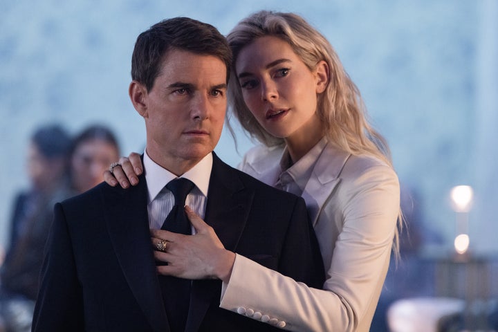 La veuve blanche de Vanessa Kirby (à droite) n'est qu'un personnage qui tente de revendiquer l'entité fortement codée par l'IA.