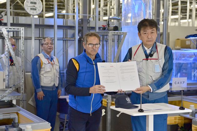 海洋生物飼育に関する技術協定書を締結したIAEAのラファエル・グロッシ事務局長（手前左）と東京電力の小早川智明社長（代表撮影）