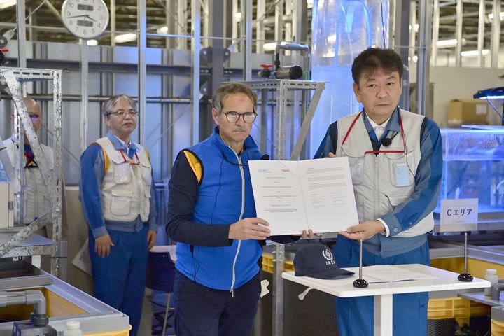海洋生物飼育に関する技術協定書を締結したIAEAのラファエル・グロッシ事務局長（手前左）と東京電力の小早川智明社長（代表撮影）