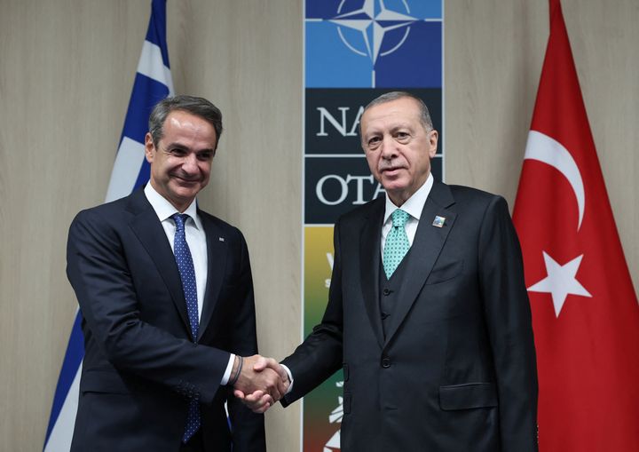 Ο Πρόεδρος της Τουρκίας Ταγίπ Ερντογάν συναντά τον Πρωθυπουργό της Ελλάδας Κυριάκο Μητσοτάκη κατά τη διάρκεια συνόδου κορυφής των ηγετών του ΝΑΤΟ στο Βίλνιους της Λιθουανίας στις 12 Ιουλίου 2023. Murat Cetinmuhurdar/Turkish Presidential Press Office/Handout via REUTERS ATTENTION EDITORS - THIS PICTURE WAS PROVIDED BY A THIRD PARTY. NO RESALES. NO ARCHIVES.