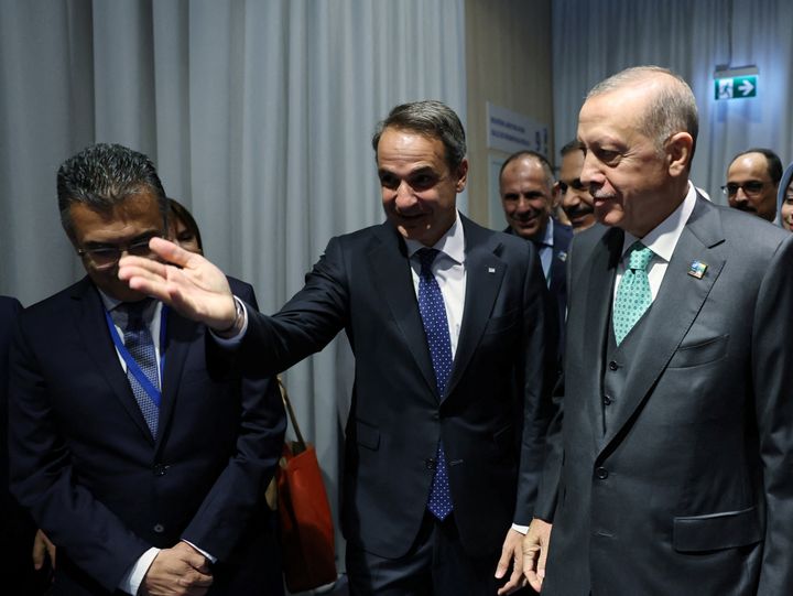Ο Πρόεδρος της Τουρκίας Ταγίπ Ερντογάν συναντά τον Πρωθυπουργό της Ελλάδας Κυριάκο Μητσοτάκη κατά τη διάρκεια συνόδου κορυφής των ηγετών του ΝΑΤΟ στο Βίλνιους της Λιθουανίας στις 12 Ιουλίου 2023. Murat Cetinmuhurdar/Turkish Presidential Press Office/Handout via REUTERS ATTENTION EDITORS - THIS PICTURE WAS PROVIDED BY A THIRD PARTY. NO RESALES. NO ARCHIVES.