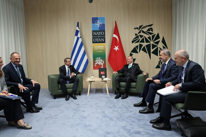 Ο Τούρκος Πρόεδρος Ταγίπ Ερντογάν και ο Έλληνας Πρωθυπουργός Κυριάκος Μητσοτάκης, συνοδευόμενοι από τους υπουργούς Εξωτερικών Χακάν Φιντάν της Τουρκίας και Γιώργο Γεραπετρίτη της Ελλάδας, συναντώνται κατά τη σύνοδο κορυφής των ηγετών του ΝΑΤΟ στο Βίλνιους της Λιθουανίας στις 12 Ιουλίου 2023. Murat Cetinmuhurdar/Turkish Presidential Press Office/Handout via REUTERS ATTENTION EDITORS - THIS PICTURE WAS PROVIDED BY A THIRD PARTY. NO RESALES. NO ARCHIVES.