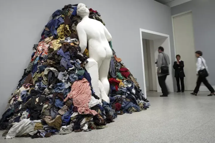 isitors pass one of the sculptures from the series “Venus of the Rags” from Michelangelo Pistoletto. 