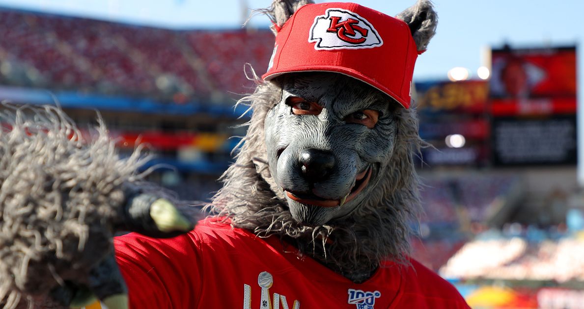 Kansas City Chiefs Mascot Scares Security Guard!