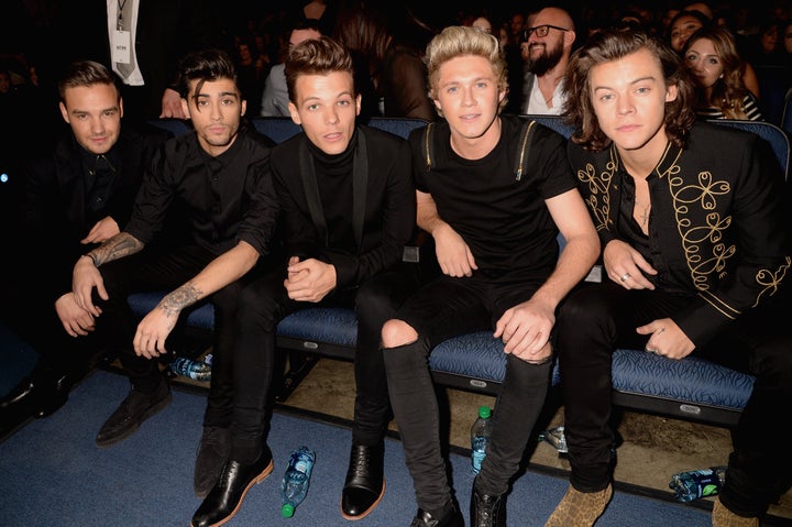 A partir da esquerda: Liam Payne, Malik, Louis Tomlinson, Niall Horan e Harry Styles, do One Direction, comparecem ao American Music Awards em 23 de novembro de 2014.
