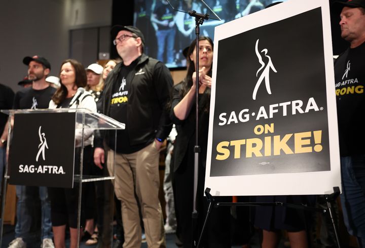 ストライキ入りを発表するSAG-AFTRAのフラン・ドレッシャー会長（左から2番目：2023年7月13日）