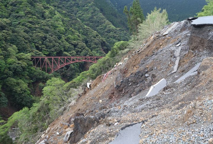 地震により崩壊した道路（右）と南阿蘇鉄道の第一白川橋梁＝2016年4月28日、熊本県南阿蘇村