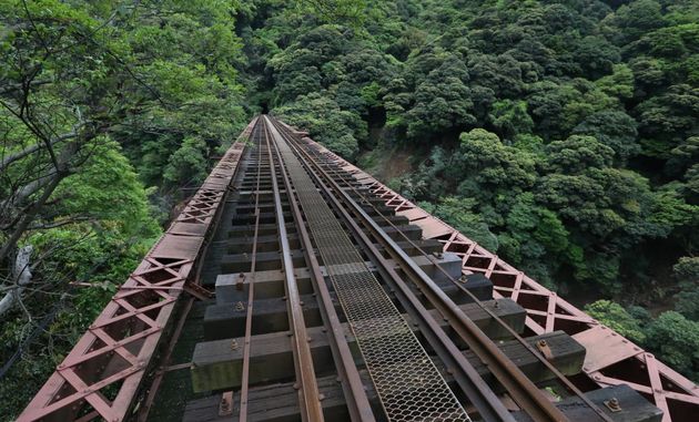 南阿蘇鉄道の第一白川橋梁＝2016年4月28日、熊本県南阿蘇村