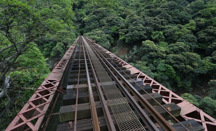 南阿蘇鉄道の第一白川橋梁＝2016年4月28日、熊本県南阿蘇村