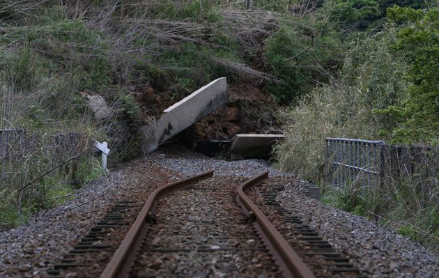 地震による土砂崩れで切れた南阿蘇鉄道・長陽駅－立野駅間の線路＝2016年4月28日、熊本県南阿蘇村