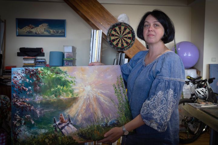Η Οξάνα Κορντίνα κρατά τον πίνακά που έφτιαξε για να τιμήσει τον άντρα της που σκοτώθηκε στον πόλεμο