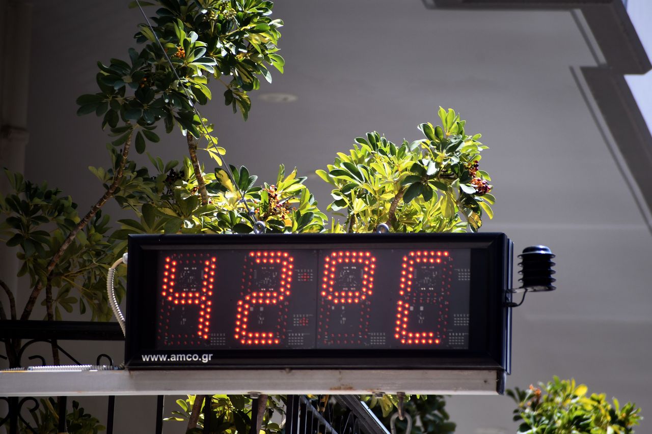Θερμόμετρο δείχνει τη θερμοκρασία να έχει σκαρφαλώσει στους 42 βαθμούς Κελσίου, στο κέντρο της Αθήνας. 