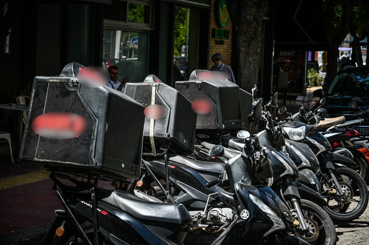 Σταθμευευμένα μηχανάκια delivery μετά τη σύσταση του Υπουργείου Εργασίας για διακοπή των δρομολογίων κατά τις μεσημεριανές ώρες.