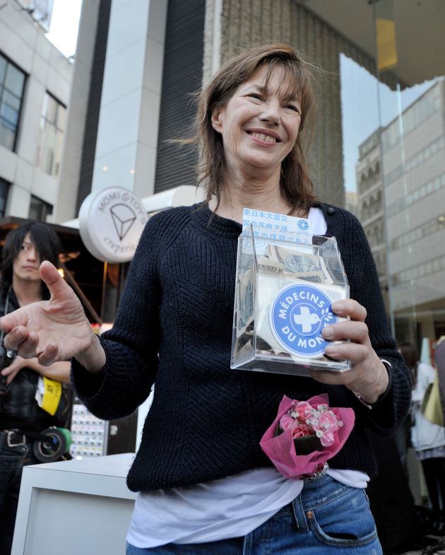 東日本大震災の復興支援のために来日し、渋谷の百貨店前でチャリティイベントを開いた歌手で女優のジェーン・バーキンさん。無料コンサートを開くほか、都内に避難した被災者の見舞いを予定している（東京都渋谷区） 2011年4月6日