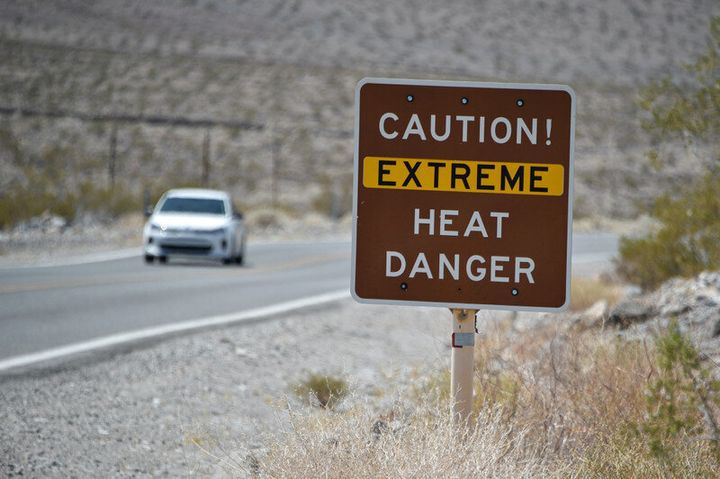 Σήμανση προειδοποίησης για την επικίνδυνη ζεστη στην Κοιλάδα του Θανάτου, στην Καλιφόρνια.