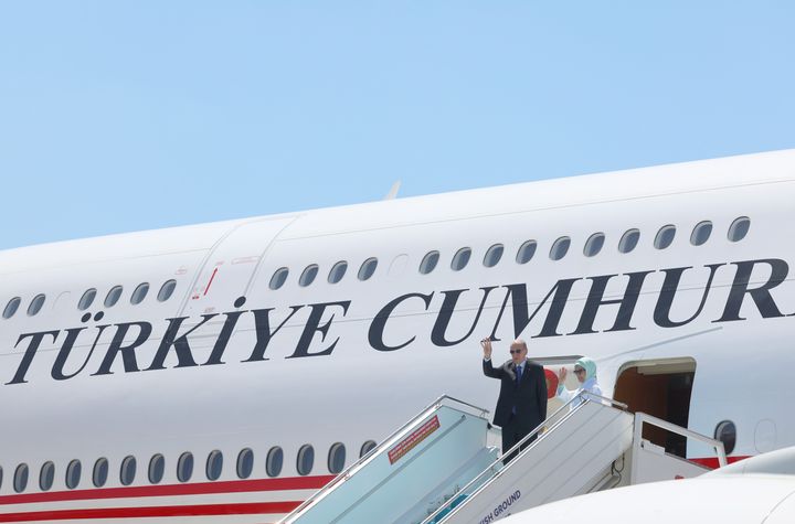 «ΤΟΥΡΚΙΚΗ ΠΡΟΕΔΡΙΑ / MURAT CETINMUHURDAR» - Ο Ερντογάν και η σύζυγός του Εμινέ χαιρετάνε πριν από την πτήση τους με προορισμό την Τζέντα, κατά την αναχώρησή τους από το αεροδρόμιο Ατατούρκ στην Κωνσταντινούπολη. Τουρκία, 17 Ιουλίου 2023. (Photo by TUR Presidency / Murat Cetinmuhurdar / Handout/Anadolu Agency via Getty Images)