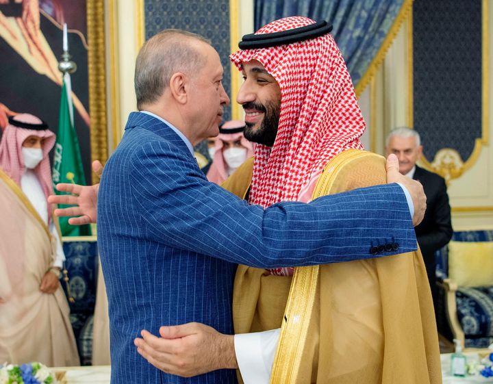 ΑΡΧΕΙΟ - Σε αυτή τη φωτογραφία που κυκλοφόρησε από το Βασιλικό Παλάτι της Σαουδικής Αραβίας, ο Τούρκος Πρόεδρος Ρετζέπ Ταγίπ Ερντογάν, αριστερά, αγκαλιάζει τον διάδοχο της Σαουδικής Αραβίας Μοχάμεντ μπιν Σαλμάν πριν από μια συνάντηση στη Τζέντα, στις 28 Απριλίου 2022. (Bandar Aljaloud/Saudi Royal Palace via AP, File)