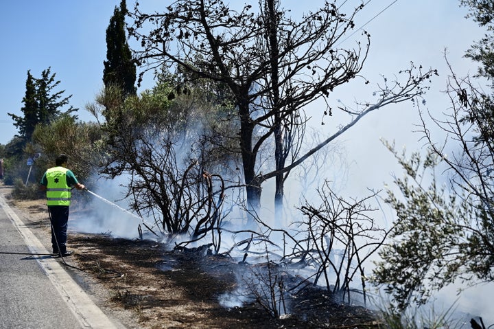 Πυρκαγιά στον Νέο Κουβαρά Αττικής, Δευτέρα 17 Ιουλίου 2023. Για την κατάσβεσή της επιχείρησαν 30 πυροσβέστες με 14 οχήματα, 2 αεροσκάφη και 4 ελικόπτερα. (ΜΙΧΑΛΗΣ ΚΑΡΑΓΙΑΝΝΗΣ/EUROKINISSI)