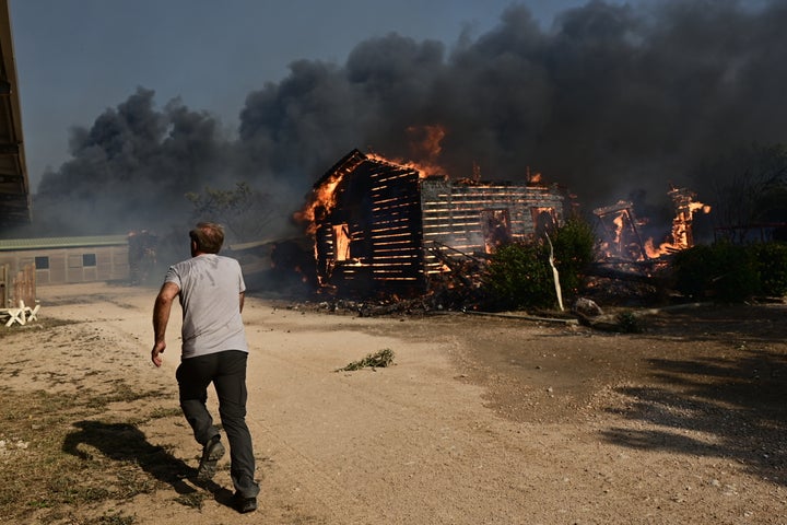 Πυρκαγιά στον Νέο Κουβαρά Αττικής, Δευτέρα 17 Ιουλίου 2023. Για την κατάσβεσή της επιχείρησαν 30 πυροσβέστες με 14 οχήματα, 2 αεροσκάφη και 4 ελικόπτερα. (ΜΙΧΑΛΗΣ ΚΑΡΑΓΙΑΝΝΗΣ/EUROKINISSI)