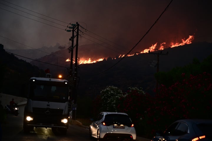 Πυρκαγιά στον Νέο Κουβαρά Αττικής, Δευτέρα 17 Ιουλίου 2023. Για την κατάσβεσή της επιχείρησαν 30 πυροσβέστες με 14 οχήματα, 2 αεροσκάφη και 4 ελικόπτερα. (ΜΙΧΑΛΗΣ ΚΑΡΑΓΙΑΝΝΗΣ/EUROKINISSI)