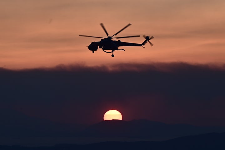 Πυρκαγιά στον Νέο Κουβαρά Αττικής, Δευτέρα 17 Ιουλίου 2023. Για την κατάσβεσή της επιχείρησαν 30 πυροσβέστες με 14 οχήματα, 2 αεροσκάφη και 4 ελικόπτερα. (ΜΙΧΑΛΗΣ ΚΑΡΑΓΙΑΝΝΗΣ/EUROKINISSI)