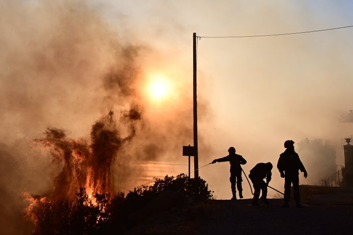 Πυρκαγιά στον Νέο Κουβαρά Αττικής, Δευτέρα 17 Ιουλίου 2023. Για την κατάσβεσή της επιχείρησαν 30 πυροσβέστες με 14 οχήματα, 2 αεροσκάφη και 4 ελικόπτερα. (ΜΙΧΑΛΗΣ ΚΑΡΑΓΙΑΝΝΗΣ/EUROKINISSI)