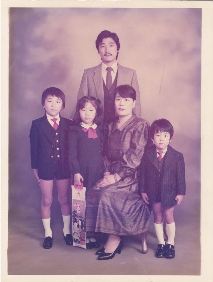 3人きょうだいの長男として生まれた朴さん（左端）。7歳の頃、家族と