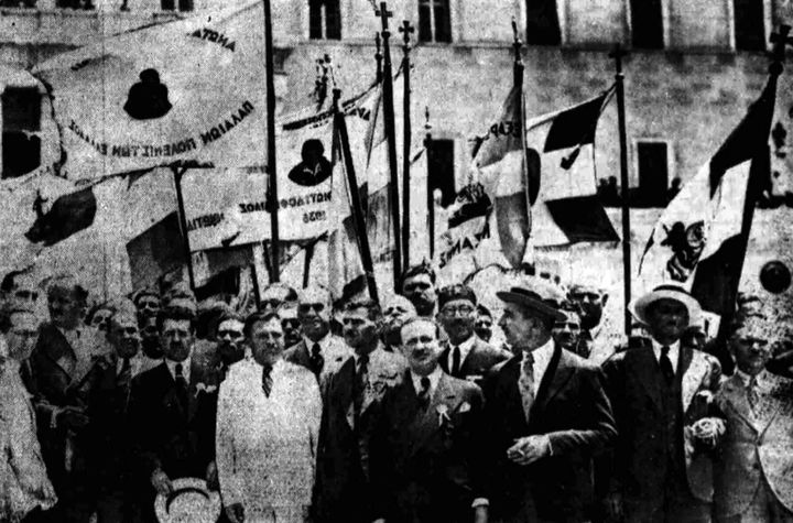 Οι σύνεδροι του Γ΄ Πανελλήνιου Συνεδρίου Παλαιών Πολεμιστών (Ιούνιος 1936) στην τελετή κατάθεσης στεφάνων στο Μνημείο του Αγνώστου Στρατιώτη μετά τη εναρκτήρια συνεδρία. Εθνική, 15 Ιουνίου 1936. Από το Βιβλίο «Οι κήρυκες της ιδέας του Έθνους» του Αλ. Μακρή (Βιβλιοπωλείο της Εστίας)