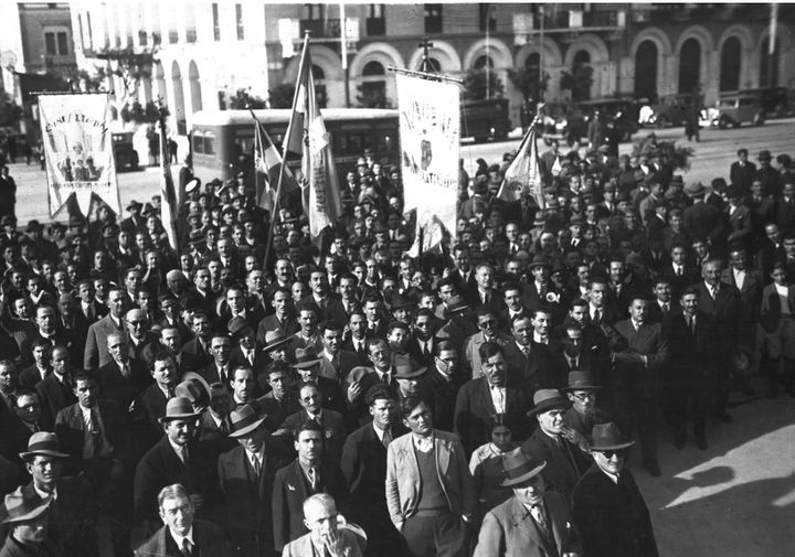 Συλλαλητήριο παλαιών πολεμιστών έμπροσθεν της Βουλής για την εφαρμογή του Αναγκαστικού Νόμου της 31ης Οκτωβρίου 1935 (1936) Πηγή: Φωτογραφικό αρχείο Ελληνικού Λογοτεχνικού και Ιστορικού Αρχείου Μορφωτικού Ιδρύματος Εθνικής Τράπεζας. Από το Βιβλίο «Οι κήρυκες της ιδέας του Έθνους» του Αλ. Μακρή (Βιβλιοπωλείο της Εστίας)