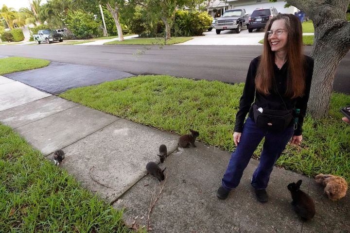 H Alλίσια Γκριγκς προσέχει τα κουνέλια έξω από το σπίτι της, στη Φλόριντα.