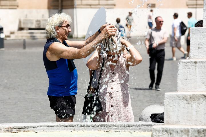 Οι άνθρωποι δροσίζονται στην Piazza del Popolo, κατά τη διάρκεια καύσωνα σε όλη την Ιταλία, καθώς οι θερμοκρασίες αναμένεται να αυξηθούν περαιτέρω τις επόμενες ημέρες, στη Ρώμη. Ιταλία, 18 Ιουλίου 2023. REUTERS/Remo Casilli