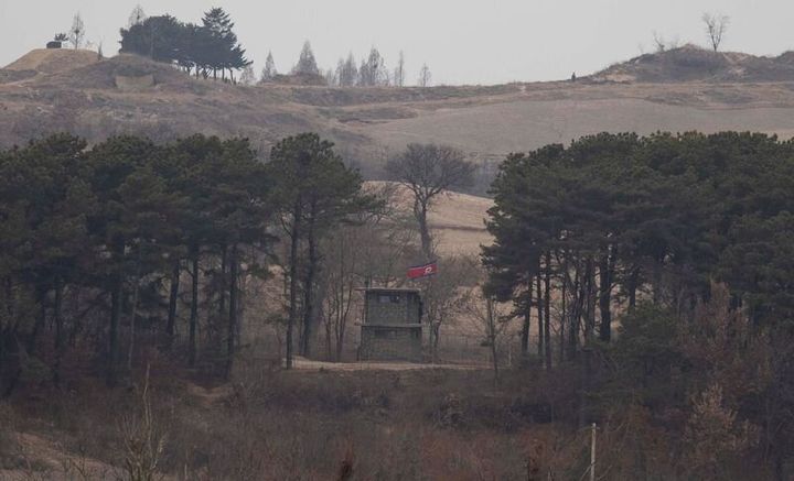 Ένα βορειοκορεατικό φυλάκιο φαίνεται από ένα νοτιοκορεατικό παρατηρητήριο κατά τη διάρκεια μιας ξενάγησης των μέσων ενημέρωσης στην Κοινή Περιοχή Ασφάλειας (JSA) στην αποστρατιωτικοποιημένη ζώνη (DMZ) στο συνοριακό χωριό Panmunjom στο Paju της Νότιας Κορέας, 03 Μαρτίου 2023 JEON HEON-KYUN/Pool via REUTERS/File Photo