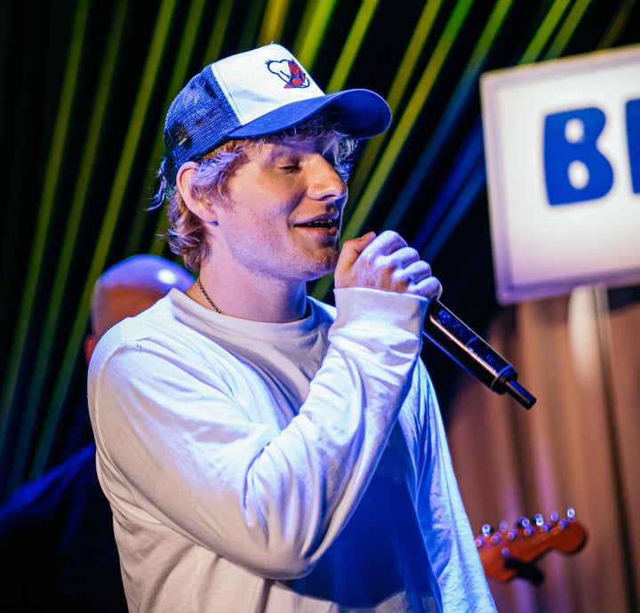 Sheeran está atualmente em turnê pelo mundo para divulgar seu último álbum, "Subtrair."
