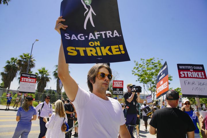カリフォルニア州ロサンゼルスで抗議する俳優ら（2023年7月14日）