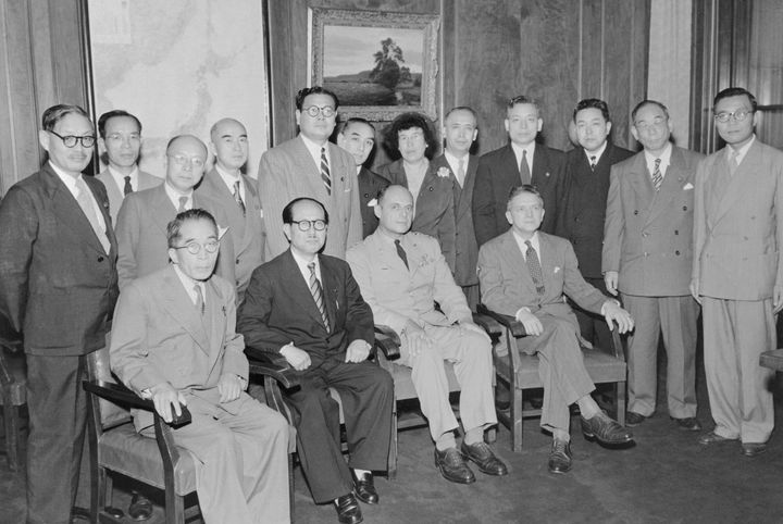 サンフランシスコでの講和条約会議から帰国後の日本代表団メンバーと会見するマシュー・B・リッジウェイ将軍