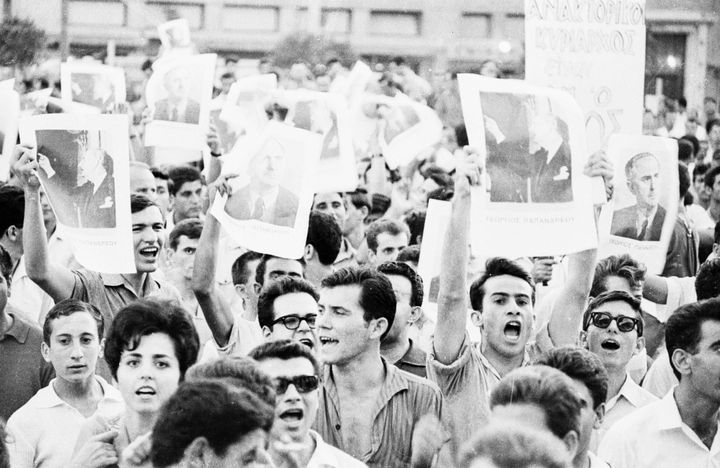 23 Ιουλίου 1965: Διαδηλωτές υποστηρικτές του Γεώργιου Παπανδρέου