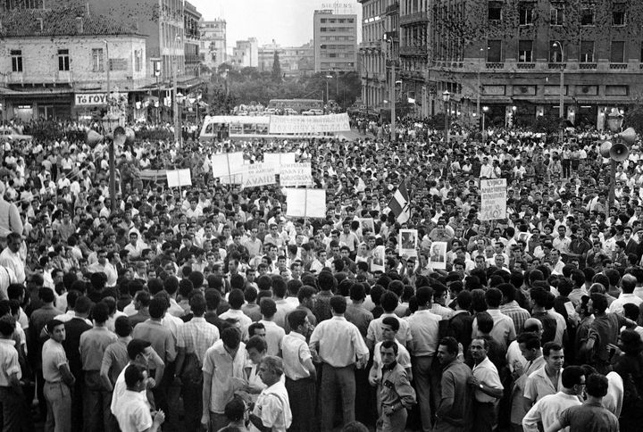 21 Ιουλίου 1965 χιλιάδες διαδηλωτές υπέρ του Γεώργιου Παπανδρέου μπροσά από το Κοινοβούλιο.