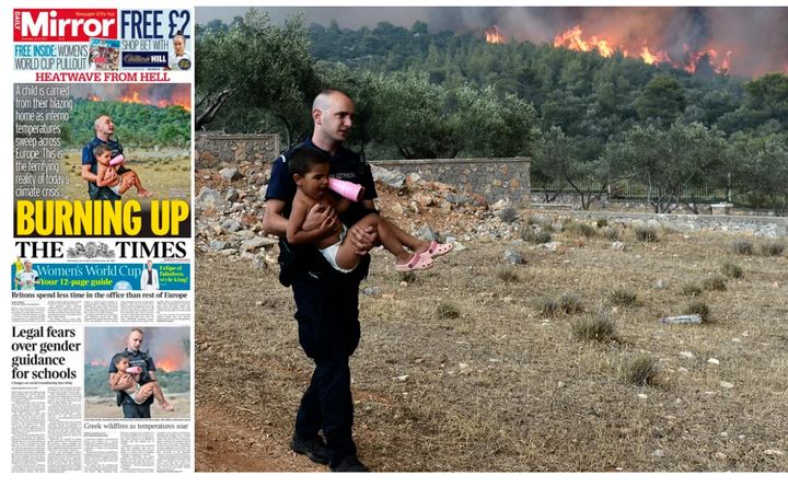 Ο αστυνομικός, Παύλος Τερζόγλου, που κρατά στην αγκαλιά του ένα μικρό παιδί σώζοντάς το από τη φωτιά.