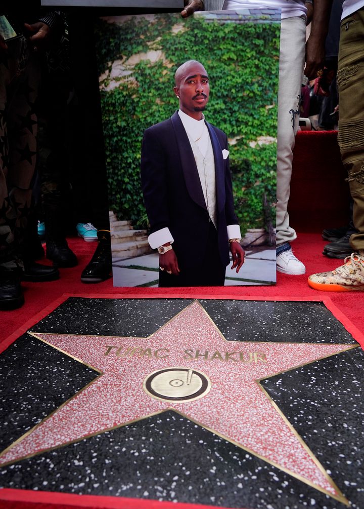 Μια φωτογραφία του δολοφονημένου ράπερ/ ηθοποιού Τούπακ Σακούρ μπροστά από το προσφάτως αποκτηθέν αστέρι του στη «Λεωφόρο της Δοξας» στο Χόλυγουντ, που του αποδόθηκε τιμής ένεκεν (Λος Άντζελες, 7/6/2023)