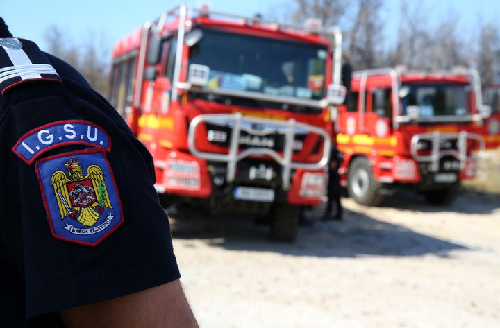 Ένας Ρουμάνος πυροσβέστης προετοιμάζει ένα πυροσβεστικό όχημα για υπηρεσία σε ένα δάσος στις 22 Ιουλίου 2022 στην Κηφισιά, Ελλάδα.