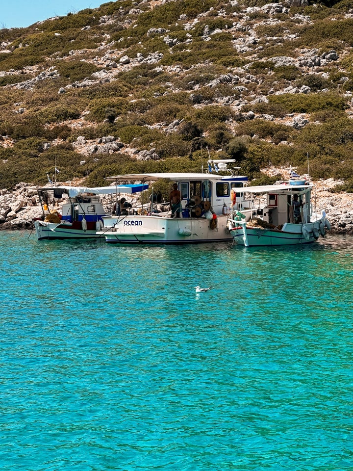 Τα σμαραγδένια νερά του νησιού των Σποράδων. 