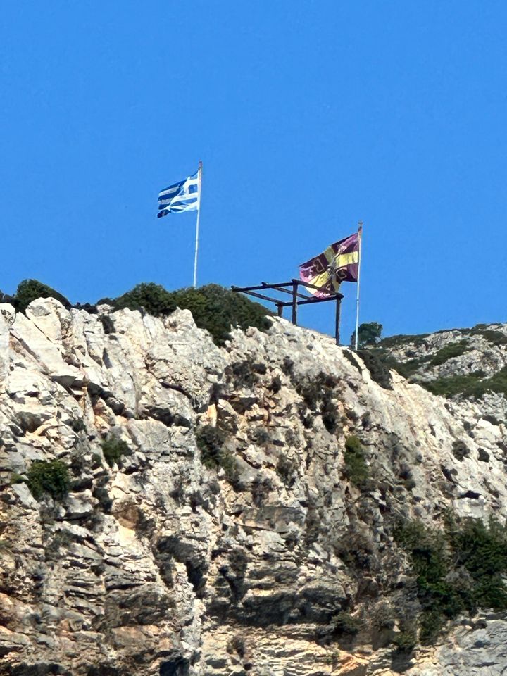 Η ελληνική κι η βυζαντινή σημαία κυματίζουν στην κορυφή της Κυρά Παναγιάς ή Πελαγονήσι 