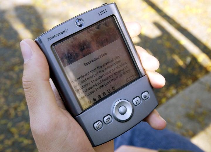 Uma foto de 2003 de um PalmPilot, um precursor do smartphone.