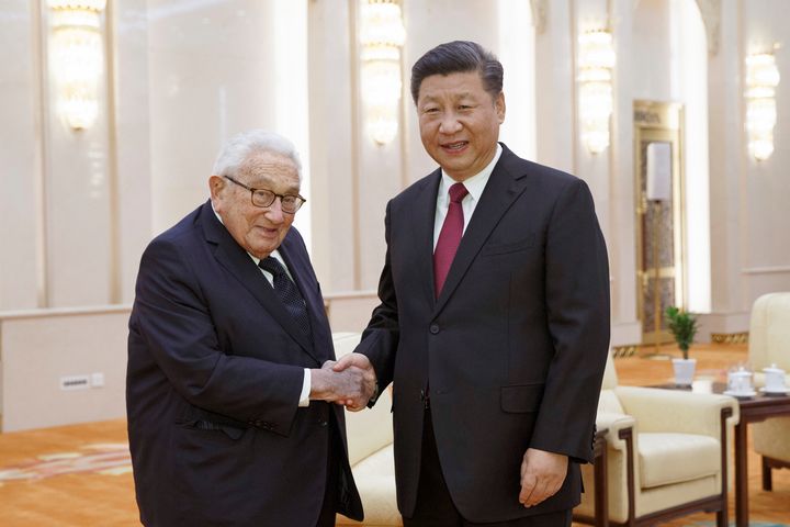 Φωτογραφία από την συνάντηση του Χένρι Κίσινγκερ με τον πρόεδρο της Κίνας Σι Τζινπίνγκ το Νοέμβριο του 2018.