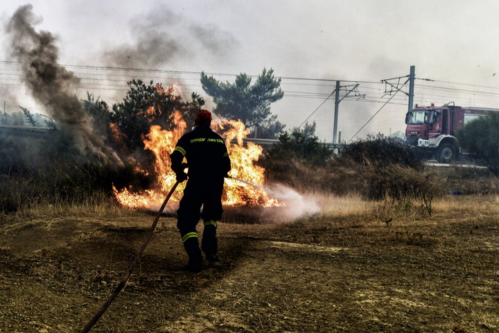 Σε πολλά μέτωπα η μάχη με τις φλόγες που έδωσαν τις τελευταίες ημέρες πυροσβέστες και εθελοντές