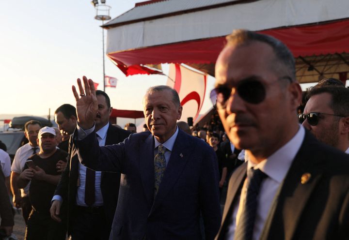 Ο Τούρκος πρόεδρος Ταγίπ Ερντογάν χαιρετά τον κόσμο σε στρατιωτική παρέλαση για τον εορτασμό της τουρκικής εισβολής στην Κύπρο το 1974 στο κατεχόμενο τμήμα της Λευκωσίας, Κύπρος 20 Ιουλίου 2023. 
