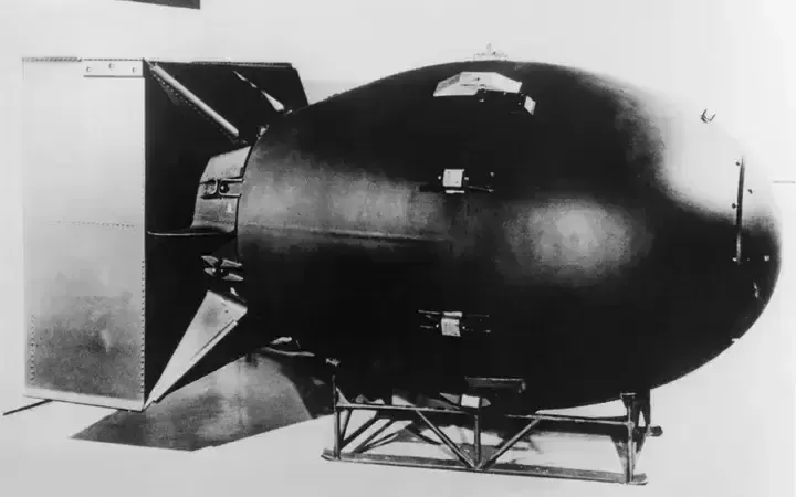 長崎に投下された原子爆弾「ファットマン」。直径1.52メートル、長さ3.25メートル。重さ4.5トンのプルトニウム爆弾だった。