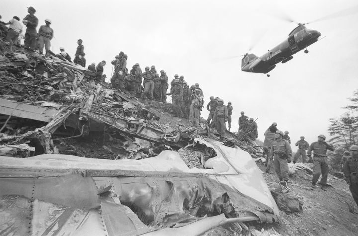 墜落現場で捜索活動に向かう自衛隊員＝1985年8月13日、群馬県上野村の御巣鷹の尾根