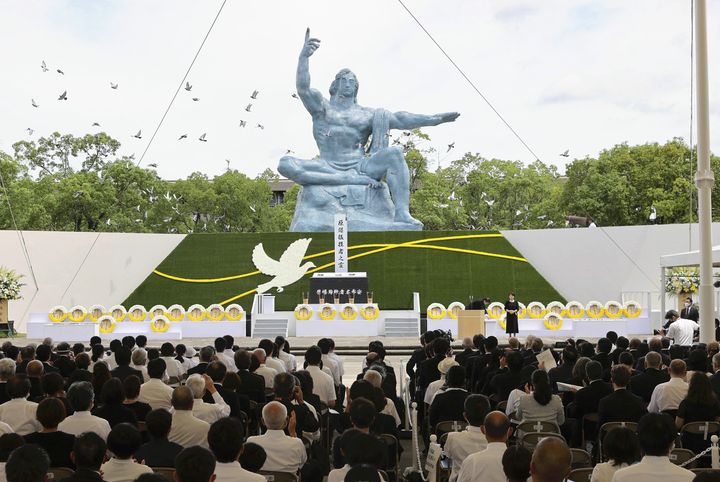 「長崎原爆犠牲者慰霊平和祈念式典」で長崎平和宣言の後に放たれたハト＝2022年8月9日、長崎市