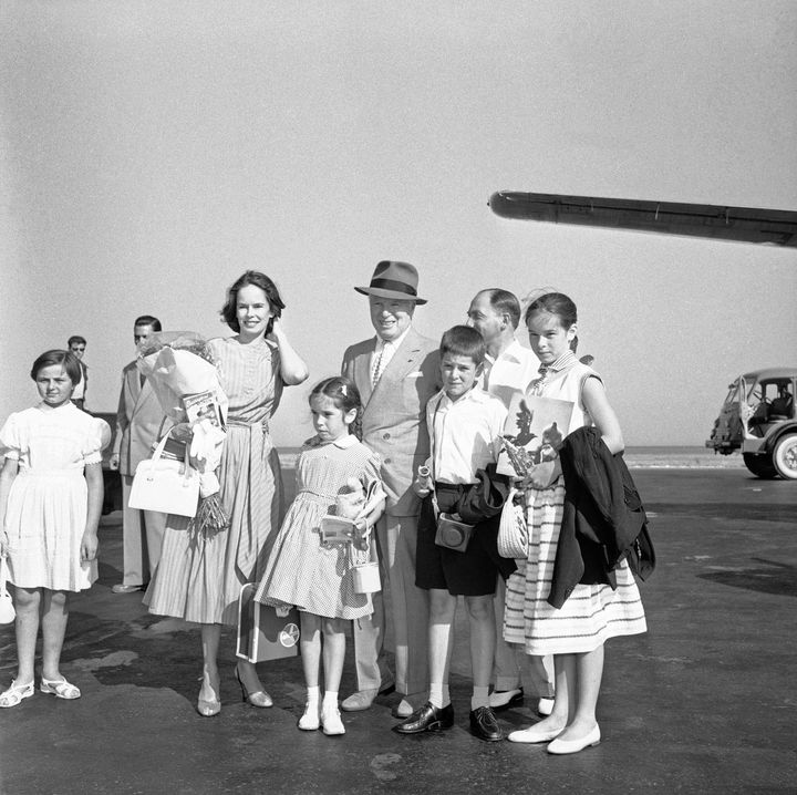 Ο Τσάρλι Τσάπλιν με τη σύζυγο του Ούνα στο αεροδρόμιο της Νίκαιας στη Γαλλία, 8 Ιουλίου 1957, με τρία από τα παιδιά τους, τη Τζόζεφιν (8 χρονών), τον Μάικλ (11) και τη Τζεραλντίν (13).